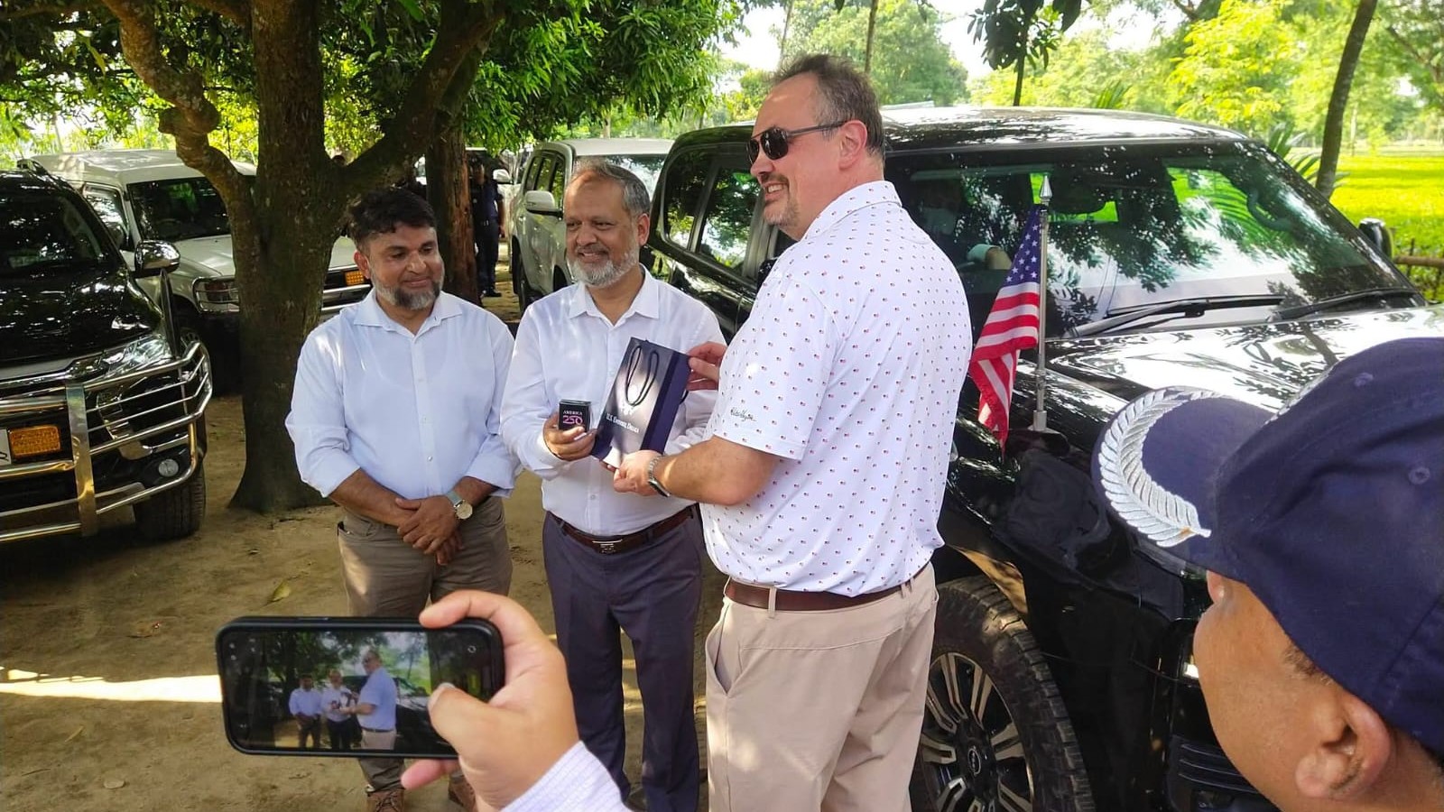 ঠাকুরগাঁওয়ে ‘সুলতান চা বাগান’ পরিদর্শনে মার্কিন রাষ্ট্রদূত